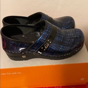 Koi clogs